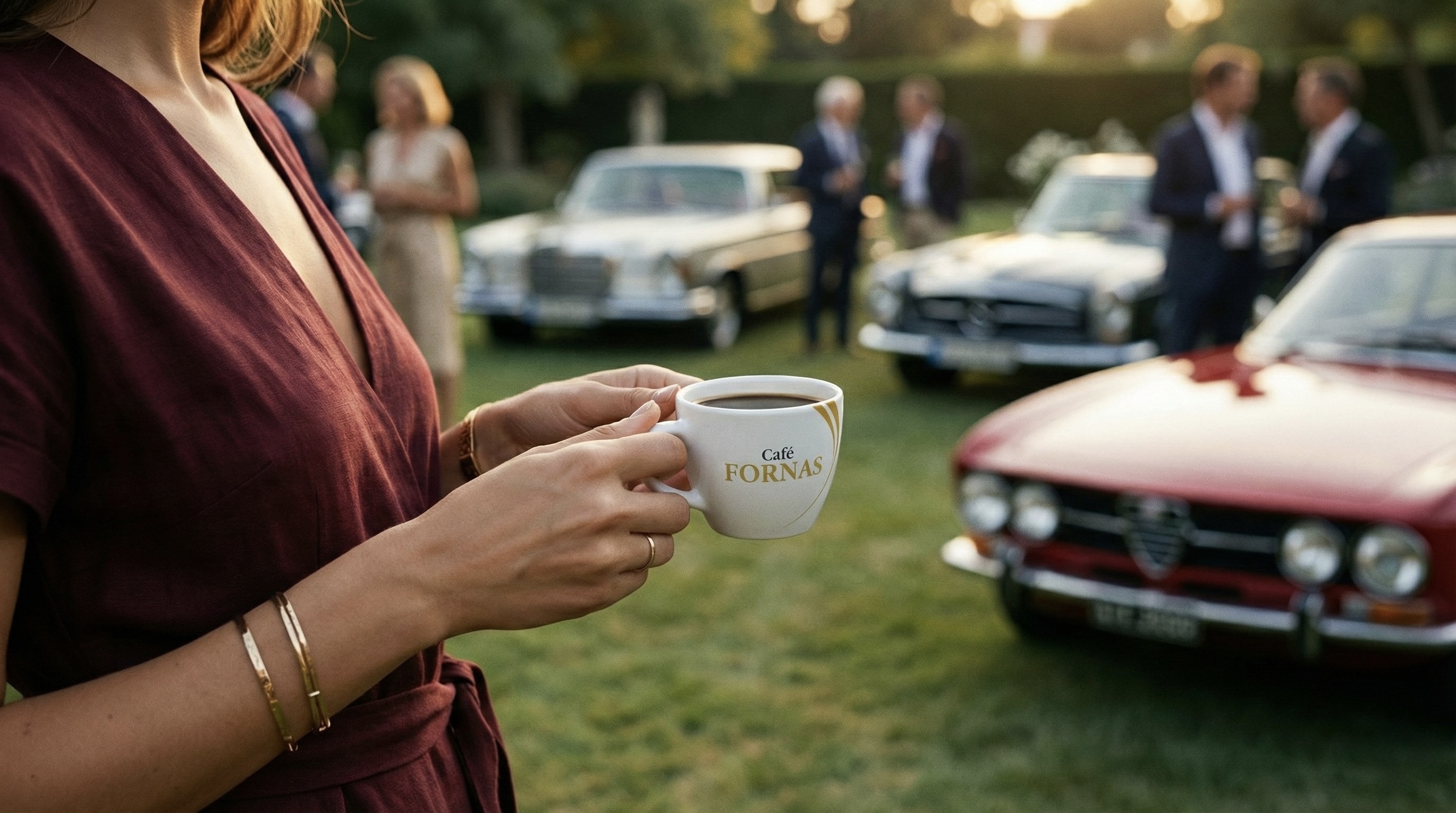 Mujer joven sosteniendo una taza de café fornas en un evento elegante al aire libre con autos clásicos de fondo